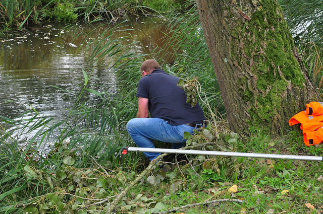 Vuilophaler Henk (85) boos en verdrietig: jongens trappen afvalwagentje in het water