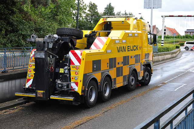 Vrachtwagen 'muur- en muurvast' onder viaduct Waalwijk