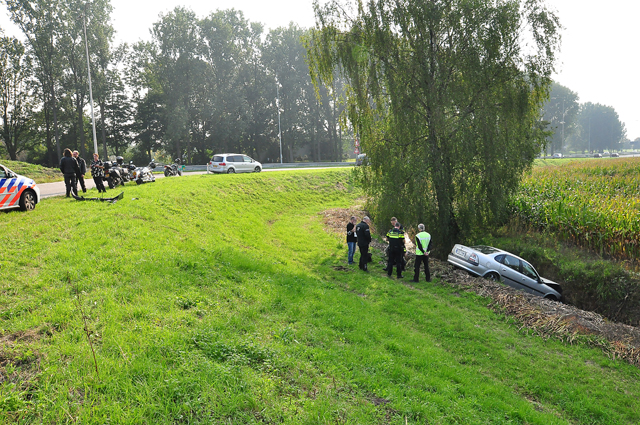 Dronken automobilist slingert over A59 en belandt met zijn auto in een sloot
