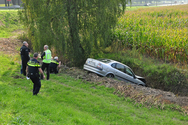Dronken automobilist slingert over A59 en belandt met zijn auto in een sloot