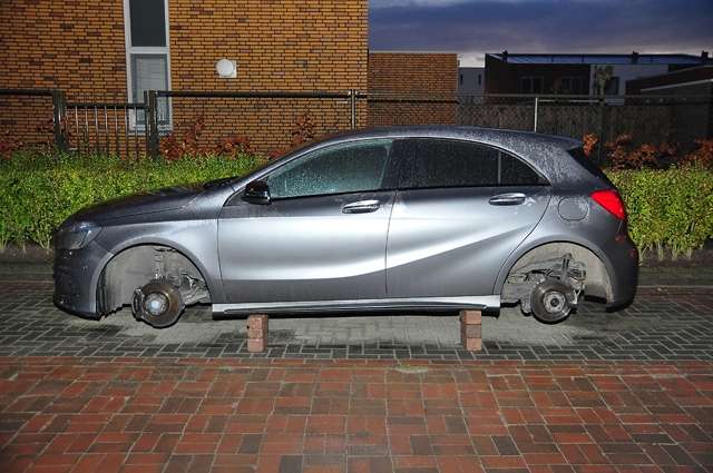 Waalwijker treft auto aan zonder wielen; dieven zetten voertuig op bakstenen