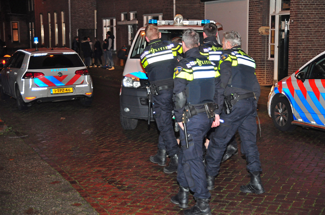 Man draait door en bedreigt huisgenoten met mes in Waalwijk