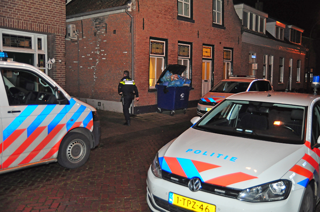 Man draait door en bedreigt huisgenoten met mes in Waalwijk