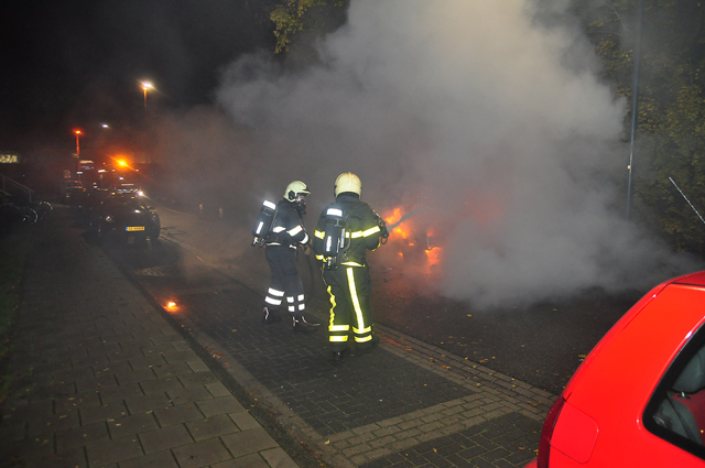 Bestelbusje vliegt spontaan in brand tijdens rijden in Waalwijk