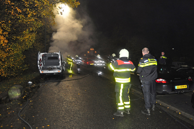 Bestelbusje vliegt spontaan in brand tijdens rijden in Waalwijk