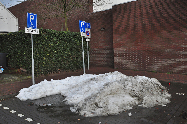 Invalidenparkeerplaatsen in Waalwijk gebruikt als dumpplaats voor sneeuw