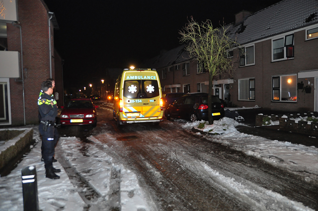 Vrouw meegesleurd door auto in Waalwijk, dader rijdt door