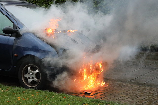 Autobrand aan de Joan Blaeulaan Waalwijk