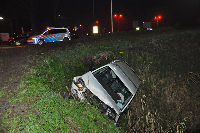 Auto vliegt uit de bocht bij Waalwijk-Oost