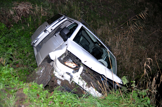 Auto vliegt uit de bocht bij Waalwijk-Oost