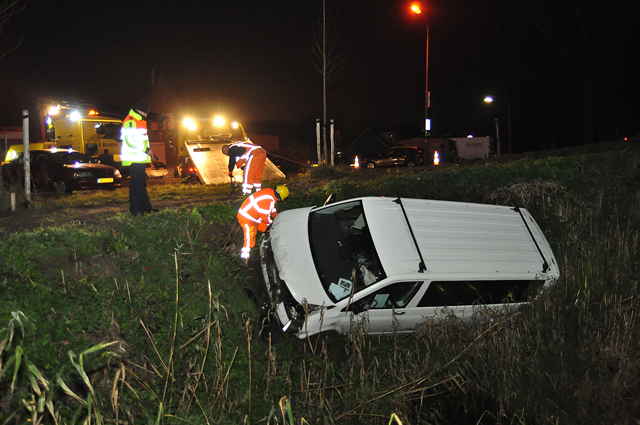 Auto vliegt uit de bocht bij Waalwijk-Oost