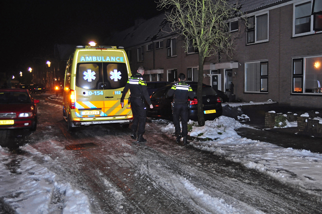 Vrouw meegesleurd door auto in Waalwijk, dader rijdt door