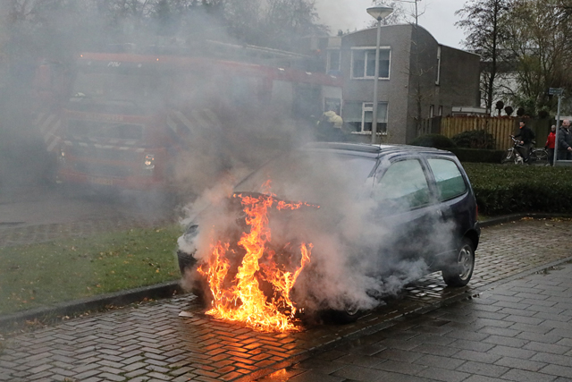 Autobrand aan de Joan Blaeulaan Waalwijk