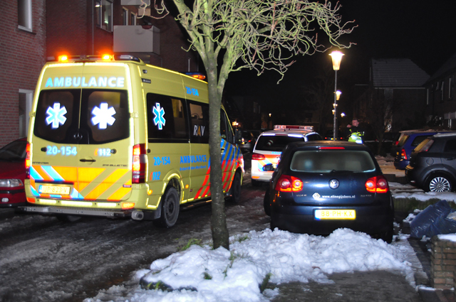 Vrouw meegesleurd door auto in Waalwijk, dader rijdt door
