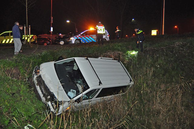 Auto vliegt uit de bocht bij Waalwijk-Oost