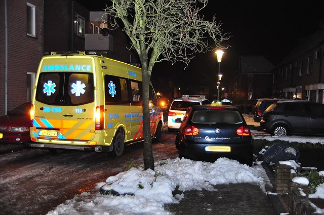 Vrouw meegesleurd door auto in Waalwijk, dader rijdt door