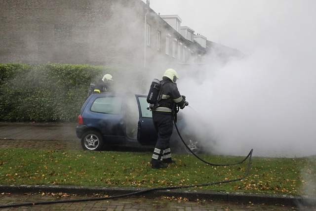 Autobrand aan de Joan Blaeulaan Waalwijk