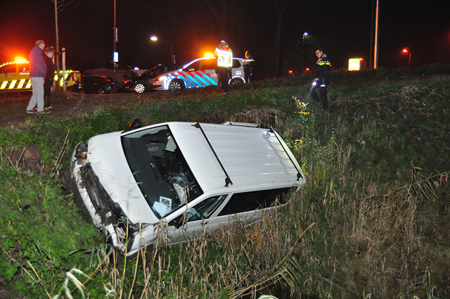 Auto vliegt uit de bocht bij Waalwijk-Oost