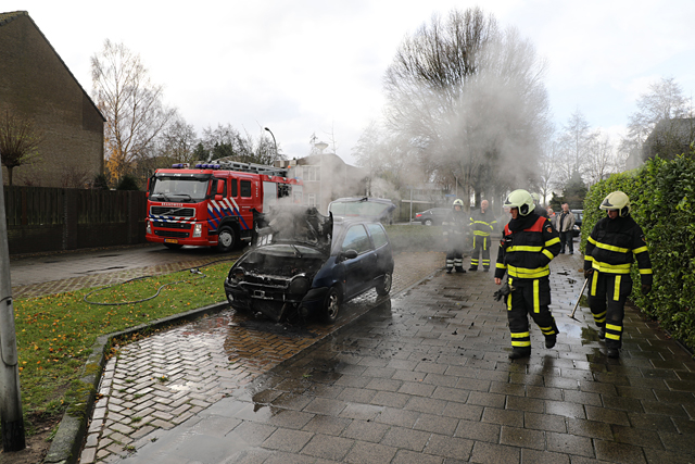 Autobrand aan de Joan Blaeulaan Waalwijk