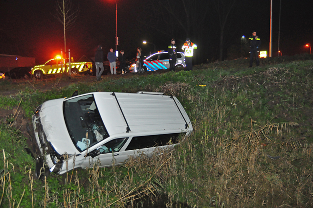 Auto vliegt uit de bocht bij Waalwijk-Oost