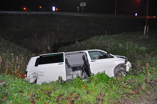 Auto vliegt uit de bocht bij Waalwijk-Oost