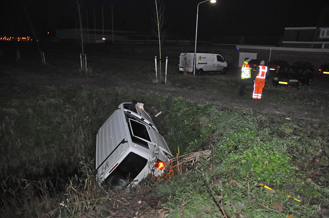 Auto vliegt uit de bocht bij Waalwijk-Oost