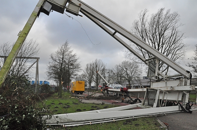 Grote kraan waait om in Waalwijk