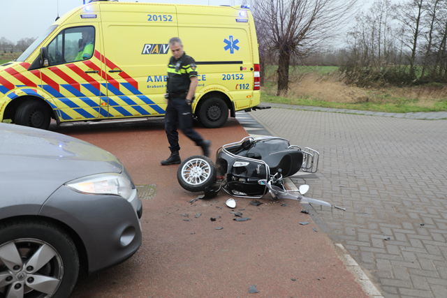 Scooterrijdster gewond geraakt na botsing met auto in Waalwijk