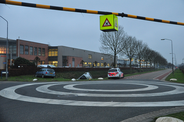 Auto in sloot na aanrijding in Waalwijk