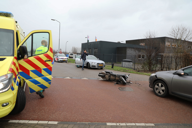 Scooterrijdster gewond geraakt na botsing met auto in Waalwijk