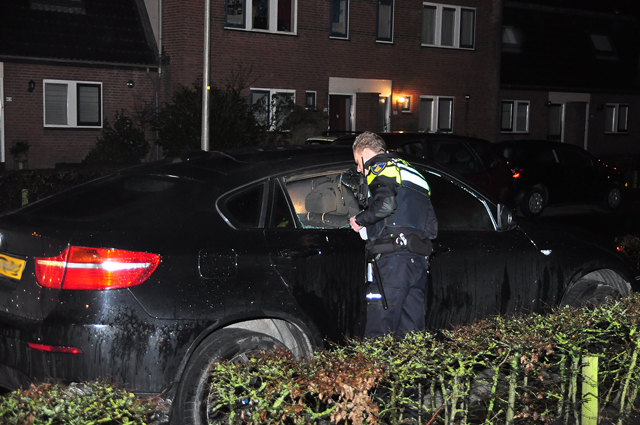 BMW brandt uit van binnen aan de Burgemeester Teijssenlaan Waalwijk