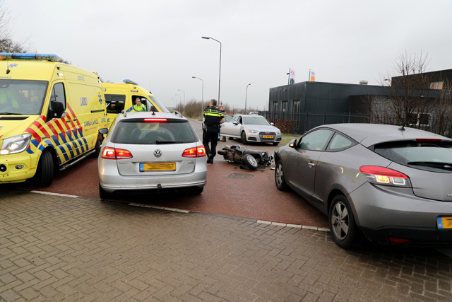 Scooterrijdster gewond geraakt na botsing met auto in Waalwijk