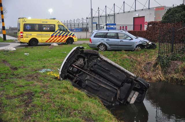 Auto in sloot na aanrijding in Waalwijk