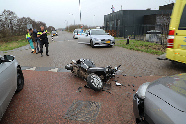 Scooterrijdster gewond geraakt na botsing met auto in Waalwijk