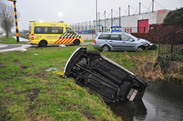 Auto in sloot na aanrijding in Waalwijk