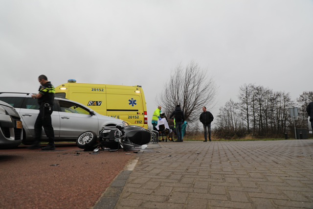 Scooterrijdster gewond geraakt na botsing met auto in Waalwijk