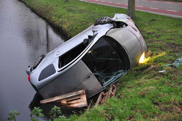 Auto in sloot na aanrijding in Waalwijk