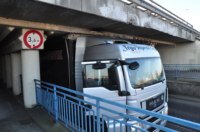 Vrachtwagen rijdt zich muurvast onder 'beruchte brug' in Waalwijk