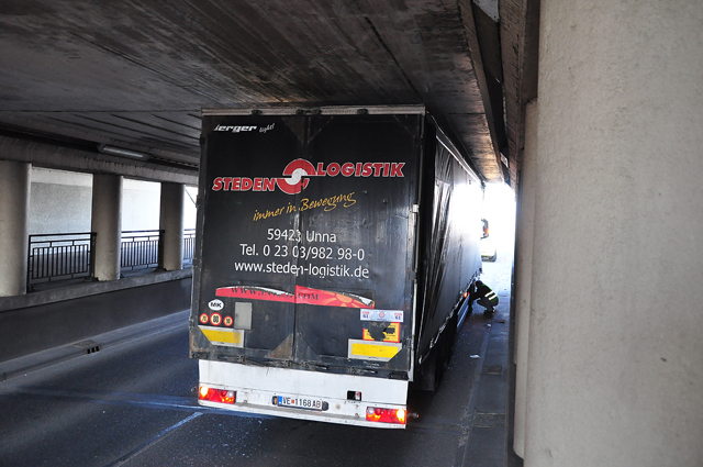 Vrachtwagen rijdt zich muurvast onder 'beruchte brug' in Waalwijk