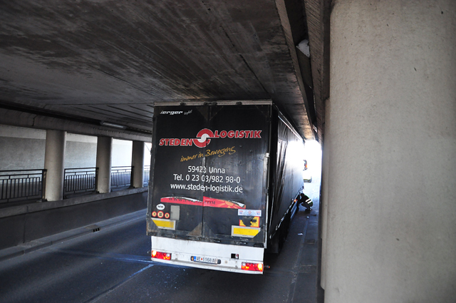 Vrachtwagen rijdt zich muurvast onder 'beruchte brug' in Waalwijk