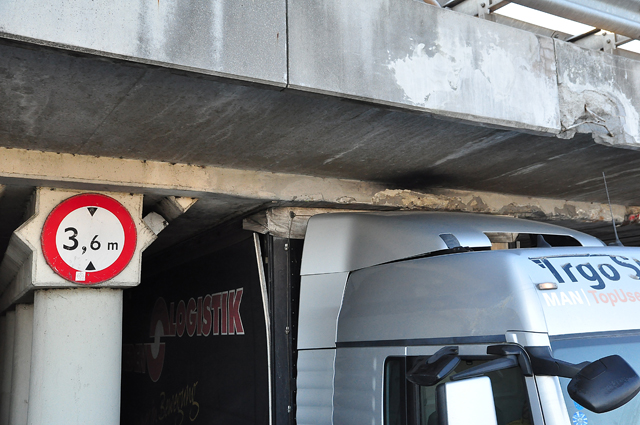 Vrachtwagen rijdt zich muurvast onder 'beruchte brug' in Waalwijk