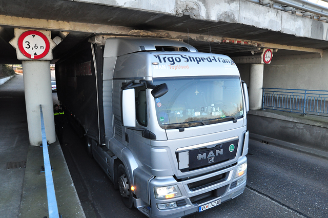 Vrachtwagen rijdt zich muurvast onder 'beruchte brug' in Waalwijk