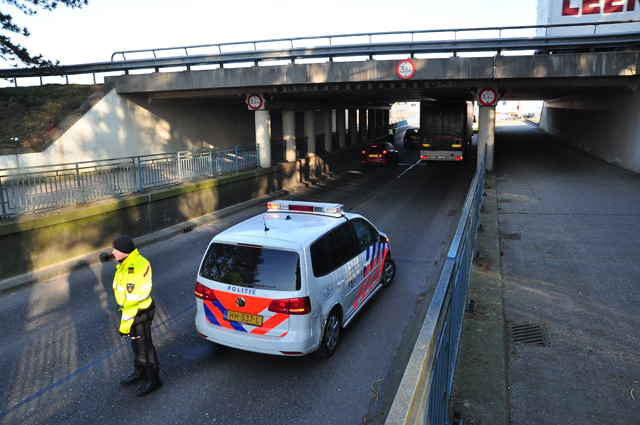 Vrachtwagen rijdt zich muurvast onder 'beruchte brug' in Waalwijk