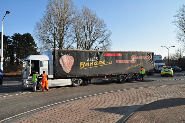 Vrachtwagen rijdt zich muurvast onder 'beruchte brug' in Waalwijk