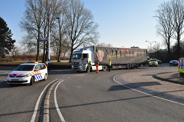 Vrachtwagen rijdt zich muurvast onder 'beruchte brug' in Waalwijk