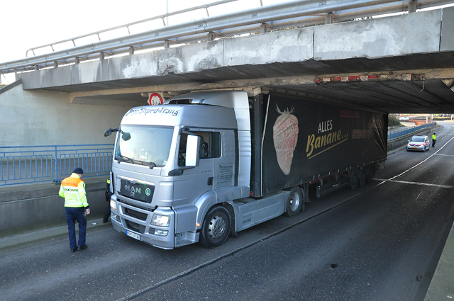 Vrachtwagen rijdt zich muurvast onder 'beruchte brug' in Waalwijk