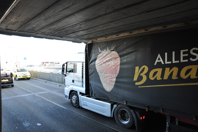 Vrachtwagen rijdt zich muurvast onder 'beruchte brug' in Waalwijk