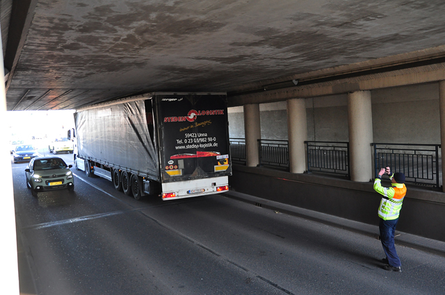 Vrachtwagen rijdt zich muurvast onder 'beruchte brug' in Waalwijk