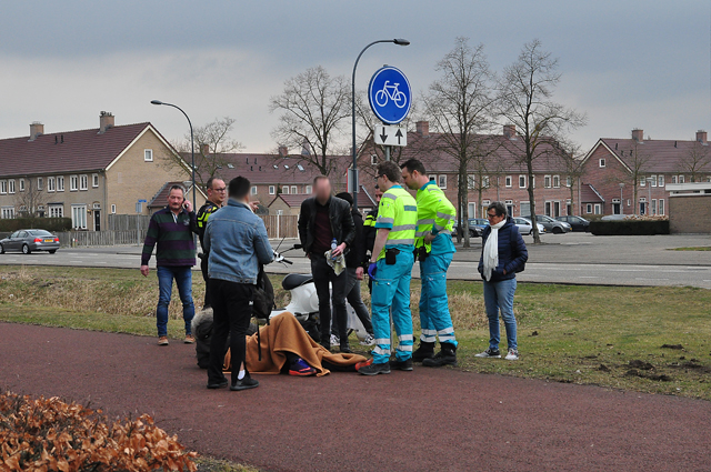 Scooterrijder maakt flinke smak na botsing met auto op Halve Zolenpad in Waalwijk
