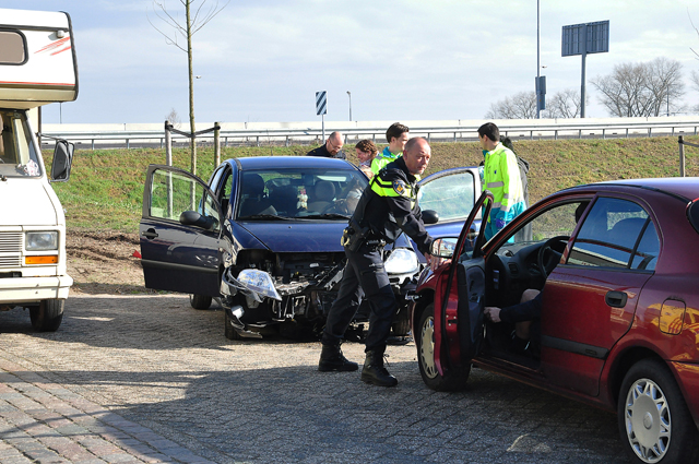 Auto vliegt uit de bocht bij Waalwijk en belandt op parkeerplaats